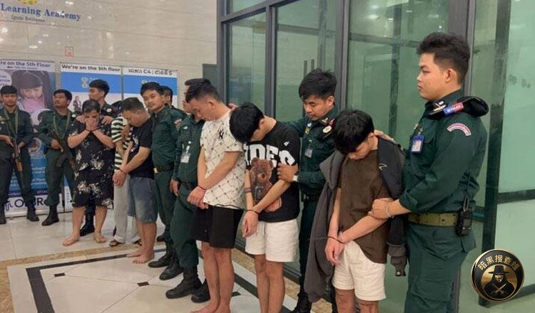 金边玛卡拉区突袭公寓 抓获6名销毁证据越南籍嫌犯