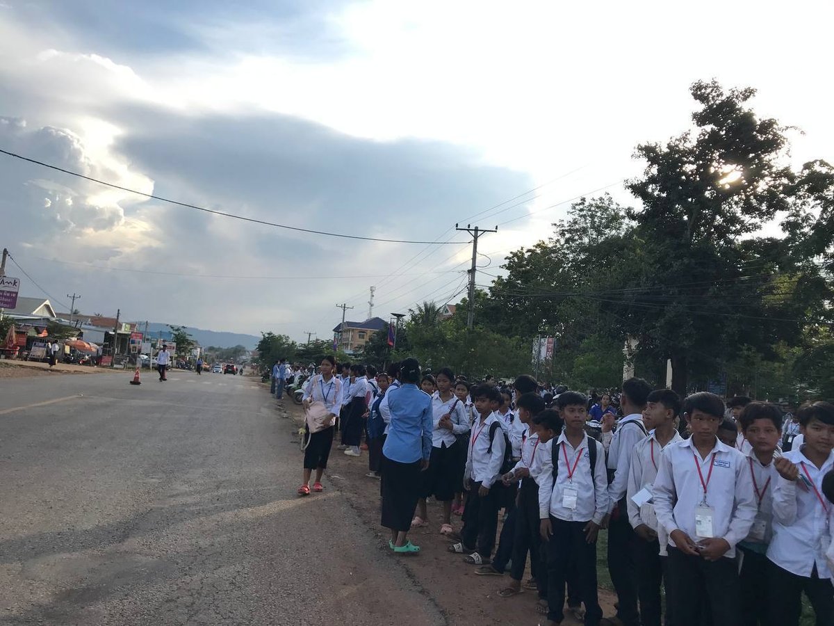 暹粒省瓦林县青年志愿者开展交通疏导 维护学校周边秩序