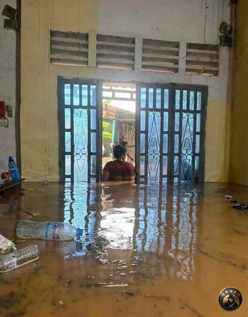 西港遭遇强降雨引发严重内涝 多处民宅积水深及腰部