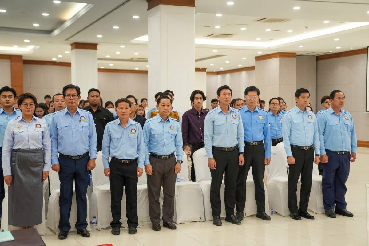 柬埔寨青年联合会主席洪玛尼主持了文学创作颁奖典礼,以庆祝太后