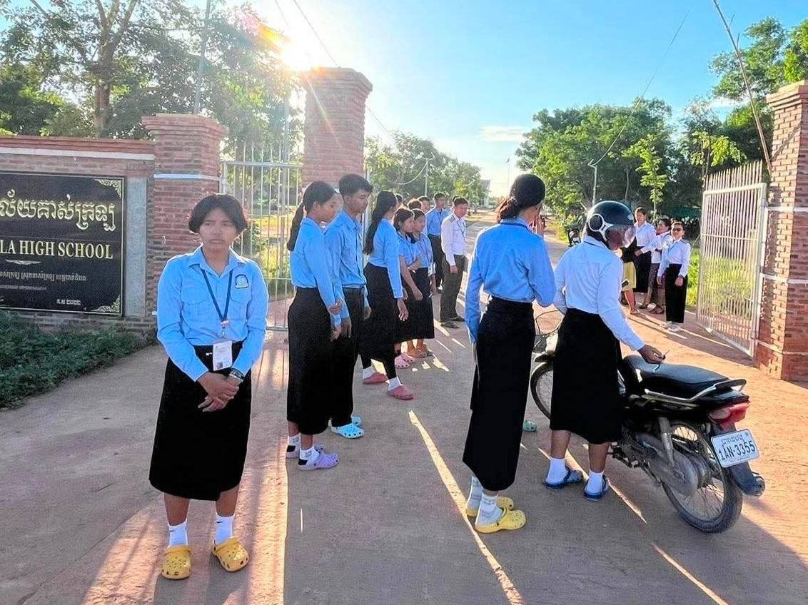 马德望省戈克拉县高中举行高三模拟考 15名志愿者参与