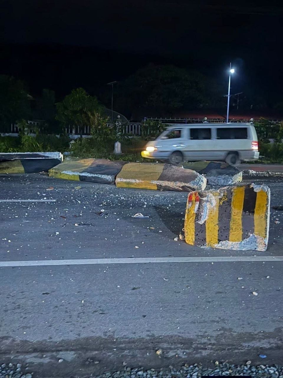 西港波雷诺县4号公路发生车祸 集装箱车撞毁隔离带