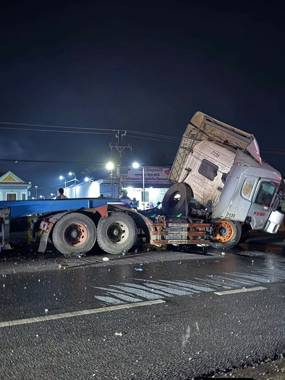 西港波雷诺县4号公路发生车祸 集装箱车撞毁隔离带
