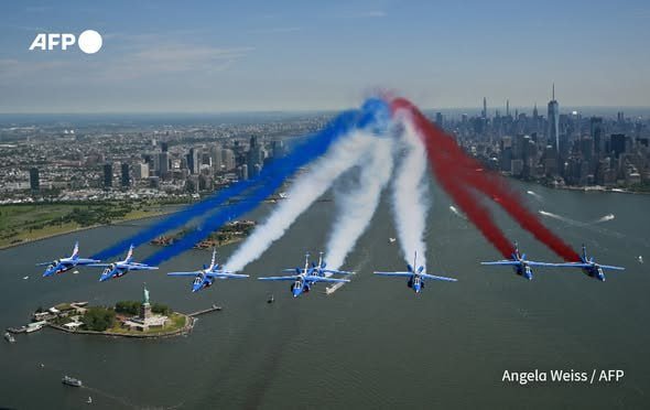 法国空军飞行表演队亮相纽约 纪念美国独立250周年