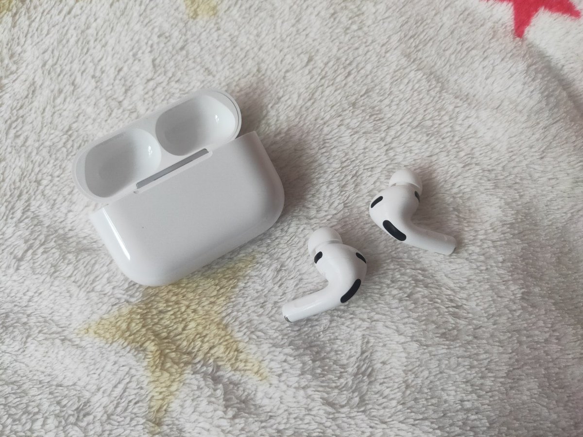 西港转让AirPods Pro 3蓝牙耳机 售价$100 成