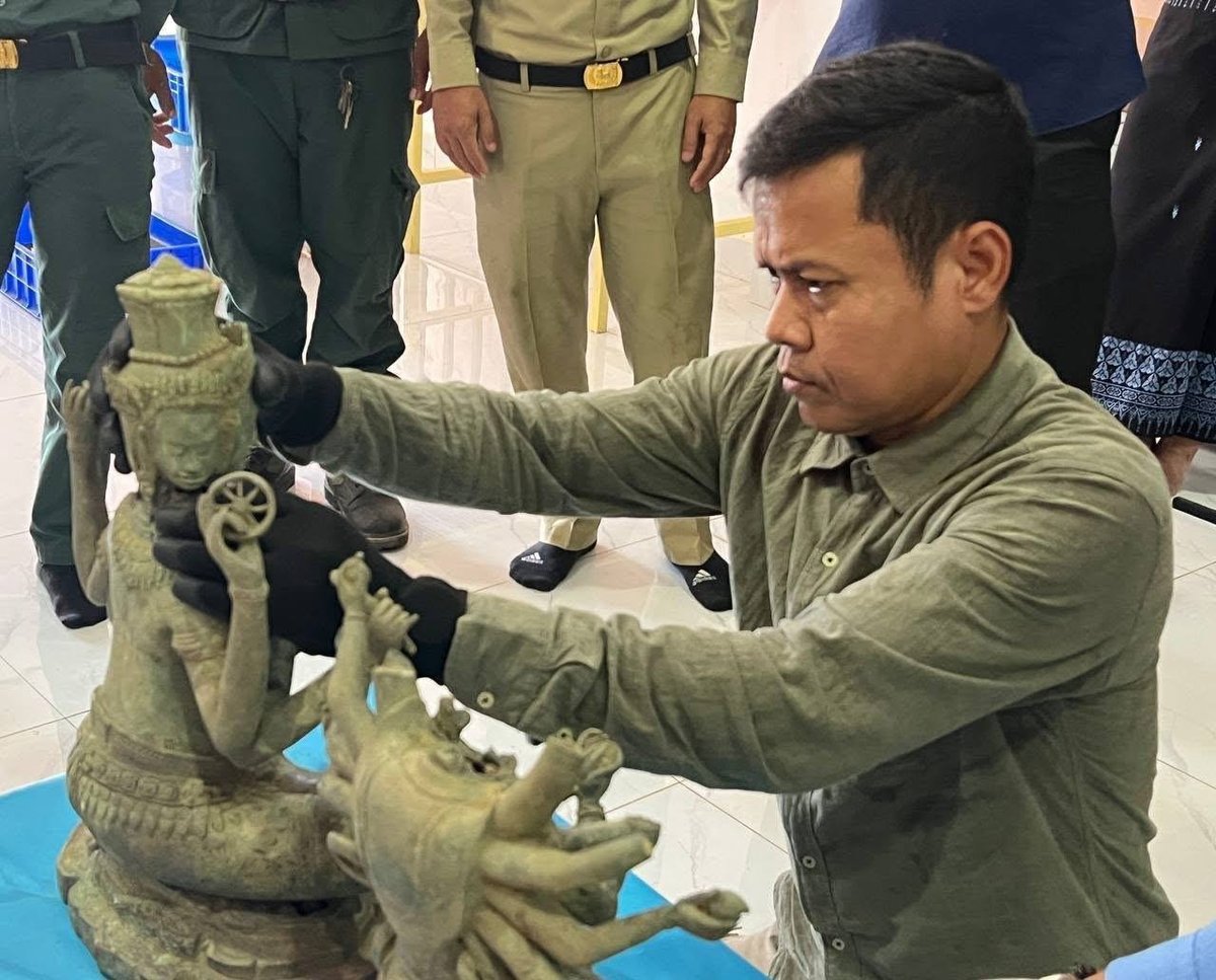 柬埔寨国家博物馆接收8件吴哥时期文物 正在进行修复