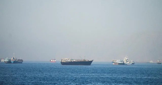 霍尔木兹海峡船员撤离行动因阿曼湾袭击事件暂停