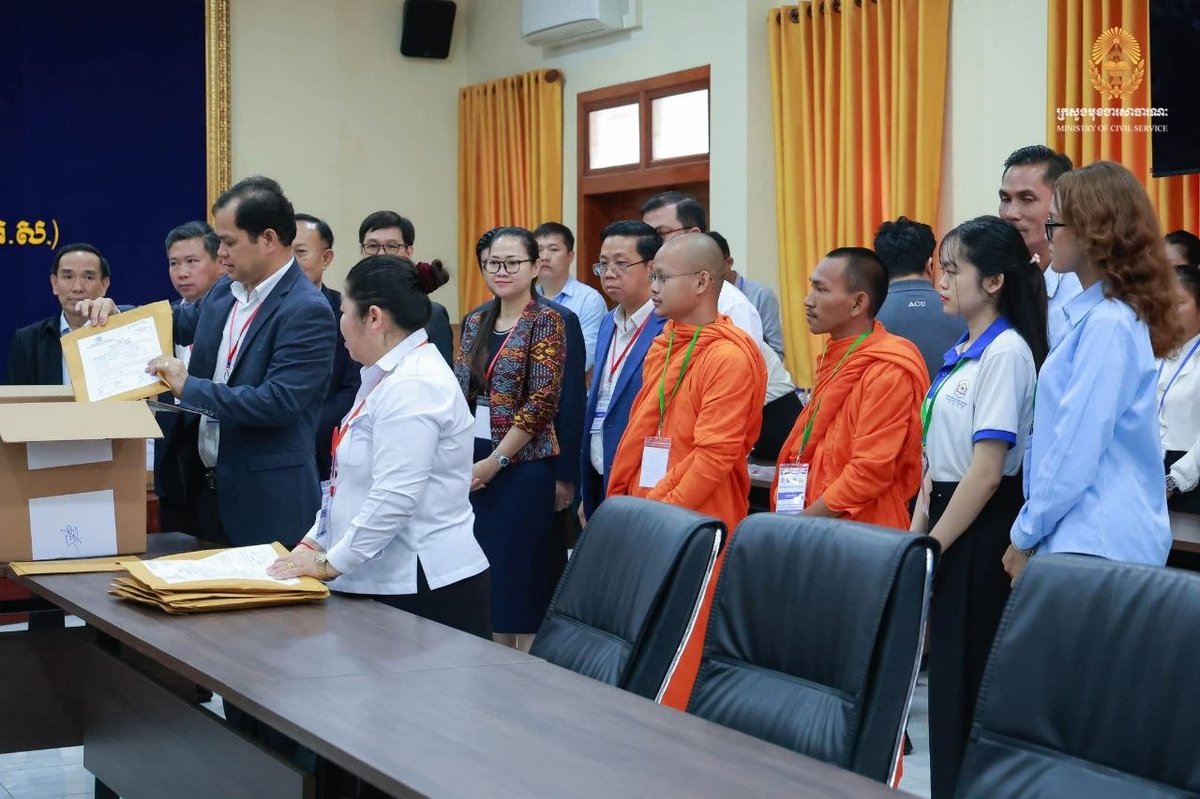 洪玛尼主持公务员考试阅卷 引入反腐败单位全程监督