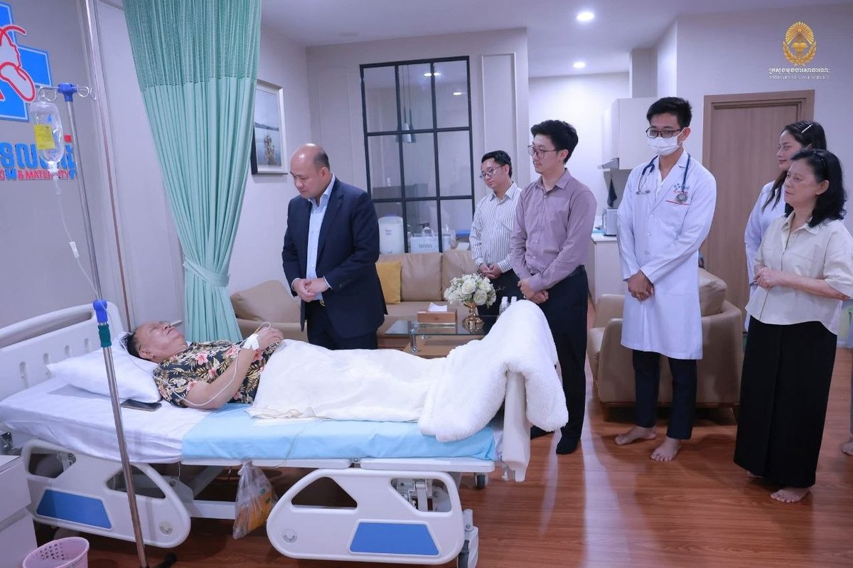 洪玛尼赴医院探望公务部国务秘书坤占奔吞