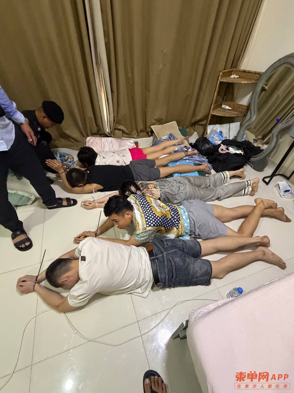 金边铁桥头区突击检查 25名越南籍人员涉电诈落网