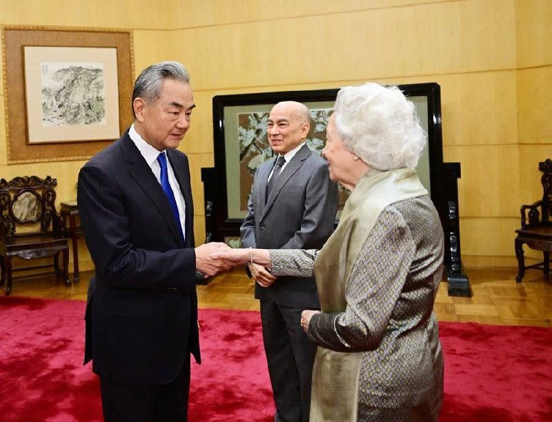 王毅赴京看望西哈莫尼国王及莫尼列国母 强调中柬命运共同体