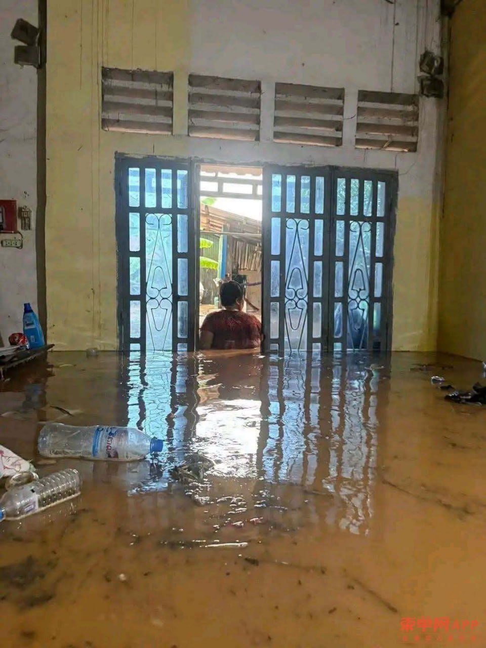 西港突遭强降雨袭击 多处民宅内涝积水深及腰部