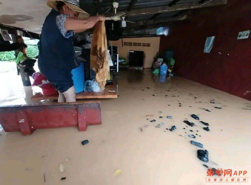 西港突遭强降雨袭击 多处民宅内涝积水深及腰部