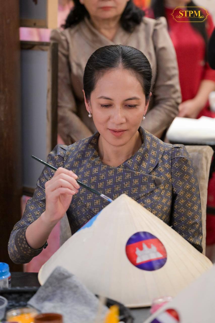 柬埔寨第一夫人碧占莫妮访问越南文庙 出席东盟配偶交流活动
