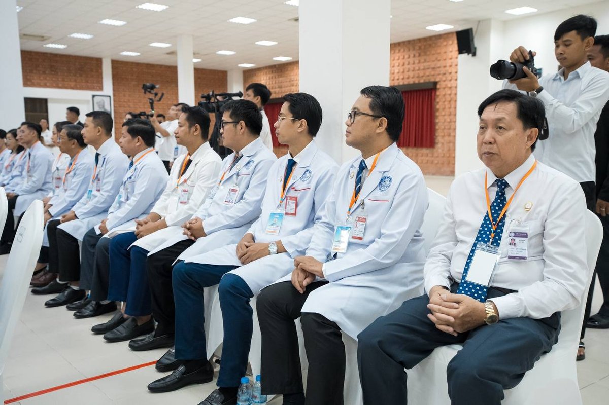 柬埔寨宗教界向坤塔帕花基金会捐赠1.6亿瑞尔