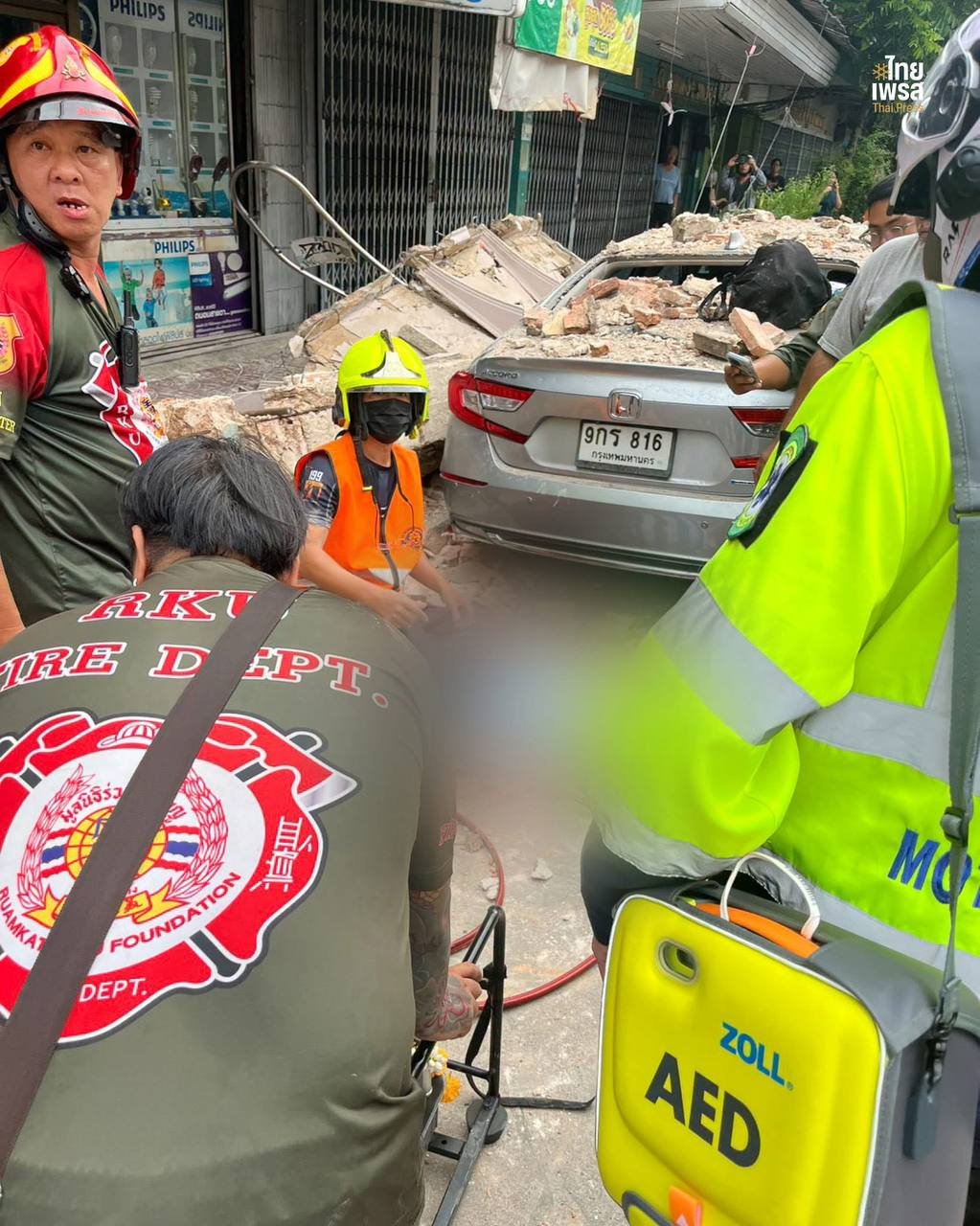 泰国曼谷唐人街发生建筑倒塌事故 暂无人员伤亡报告