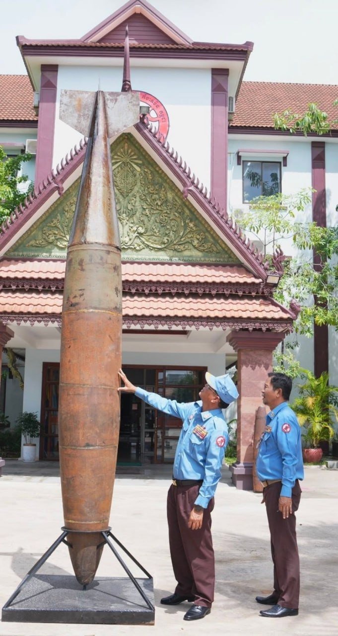 金边柬埔寨排雷行动中心展出MK-84炸弹残骸 重达1吨