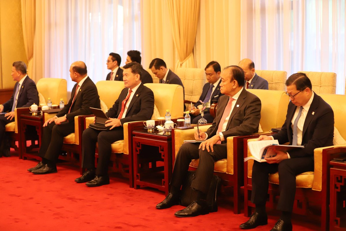 洪森会见中国交建董事长宋海良 探讨基建合作