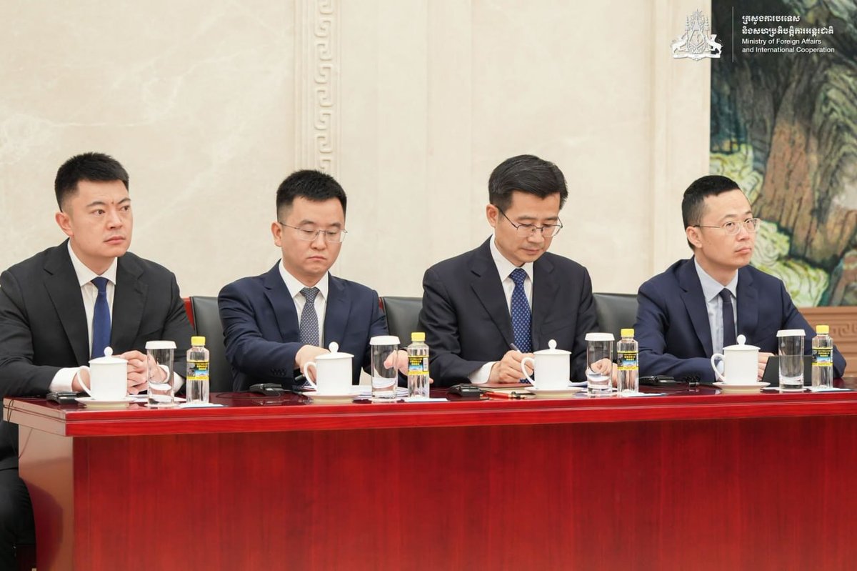 洪森在北京会晤中国总理李强 探讨中柬经贸合作深化