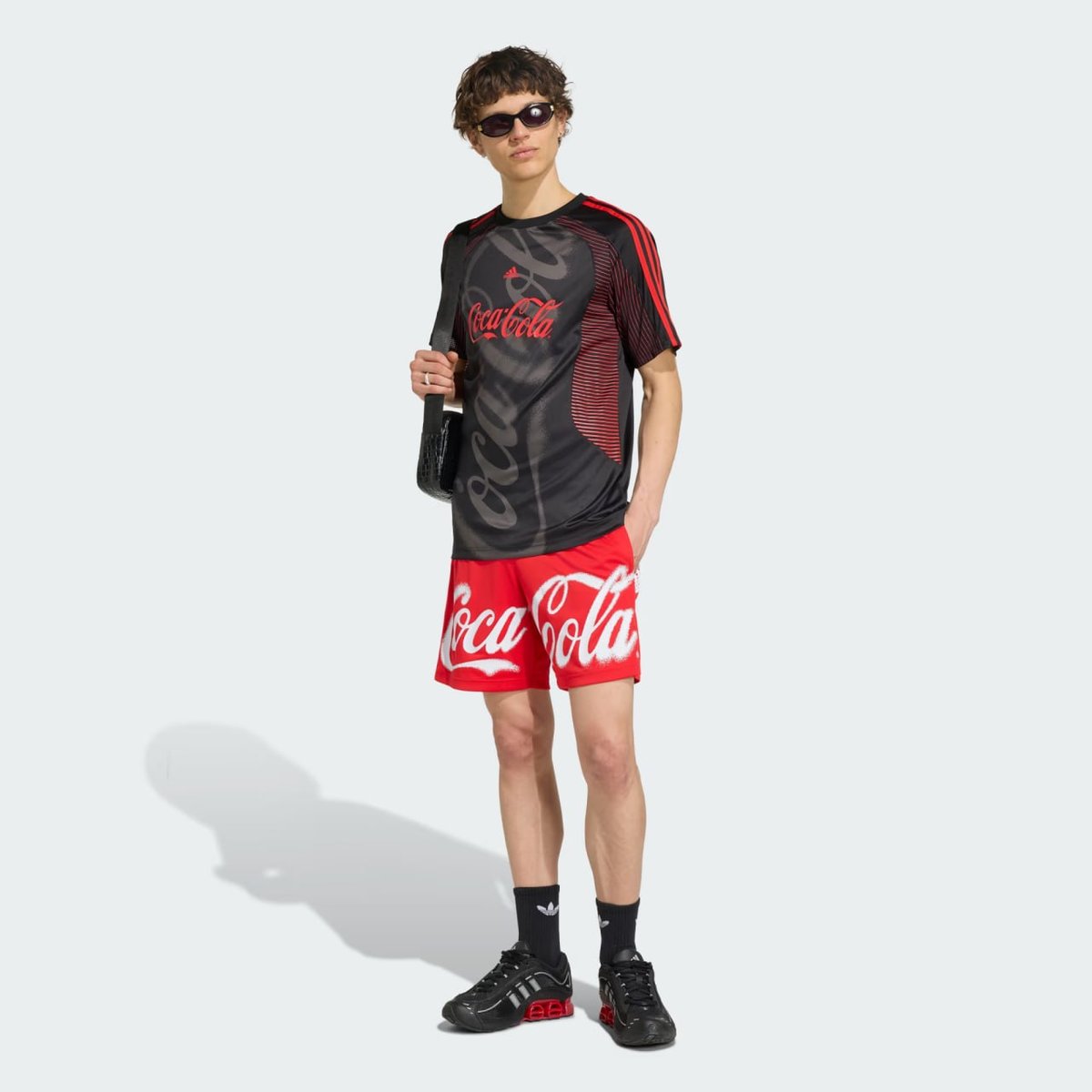 Adidas与可口可乐联名系列上市 覆盖金边西港波贝门店