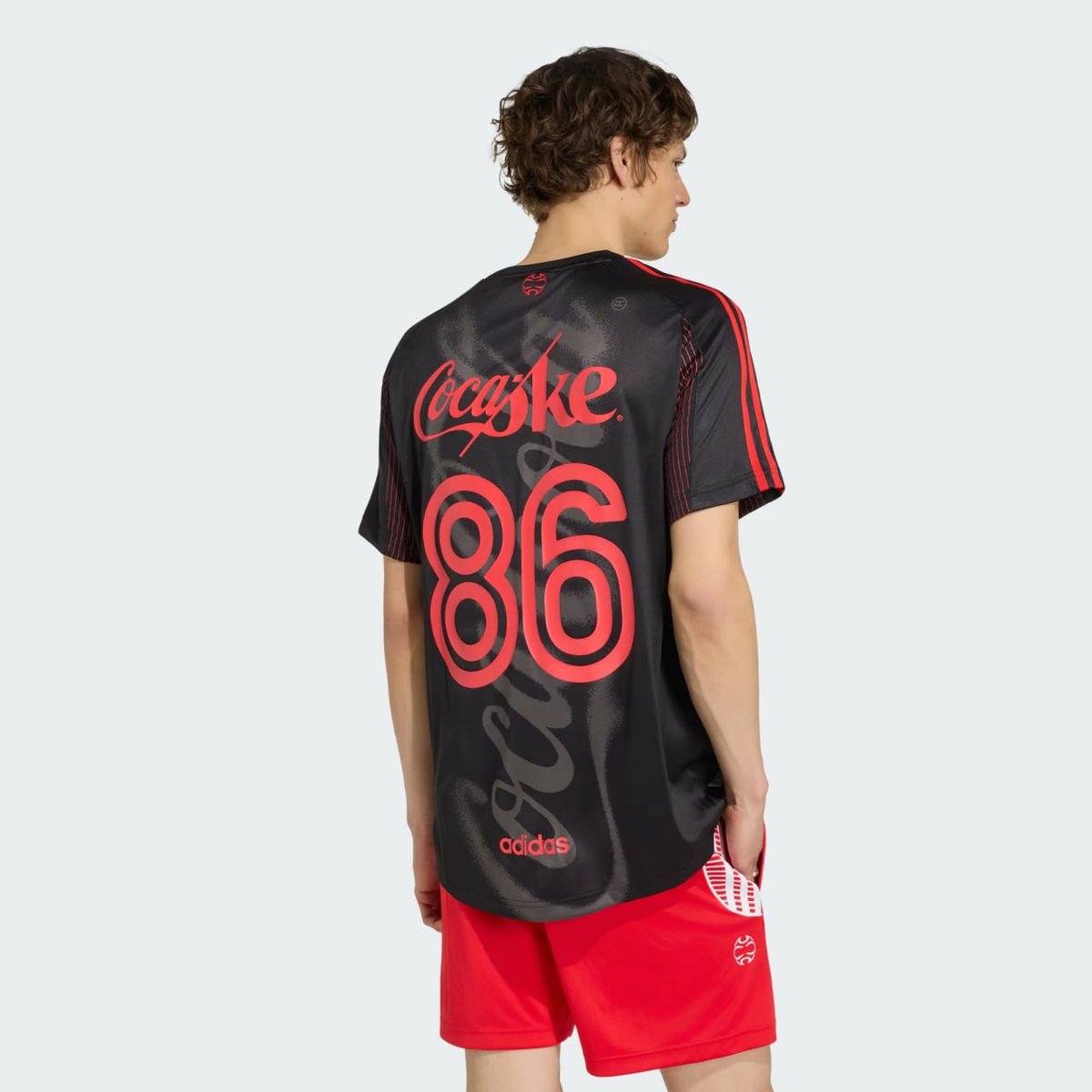 Adidas与可口可乐联名系列上市 覆盖金边西港波贝门店