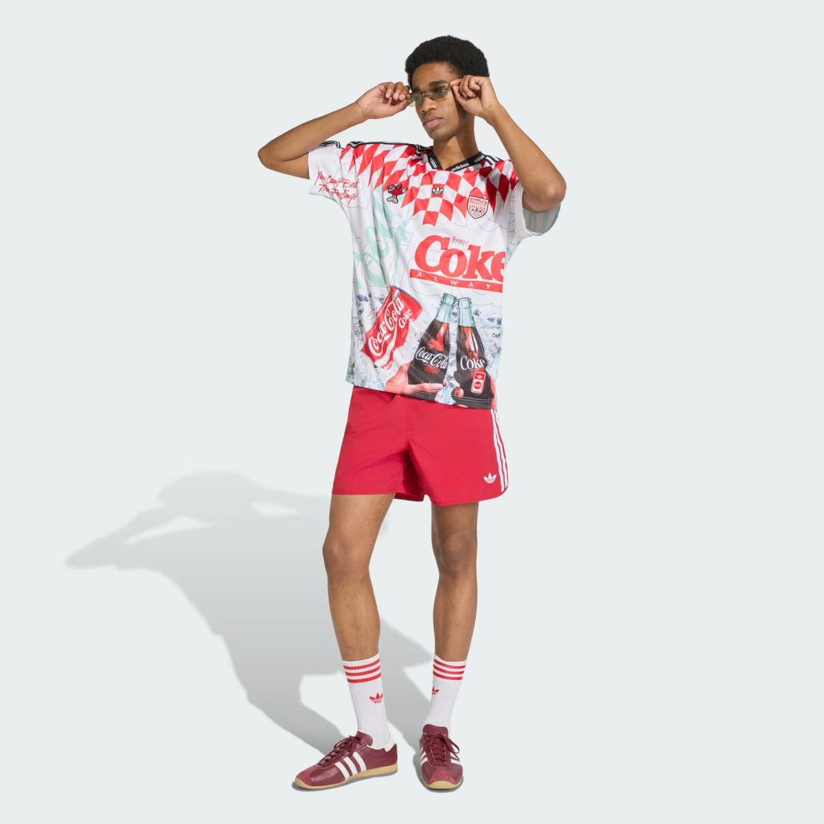 阿迪达斯与可口可乐联名系列新品上市