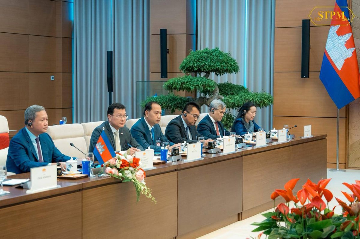 洪玛奈总理访问越南 会见越南国会主席陈青敏