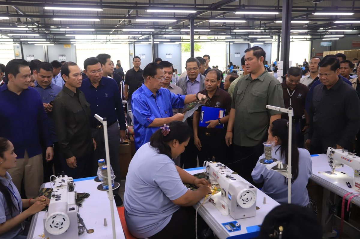 洪森亲自测试DSS防弹衣 称该品牌军用装备质量可靠