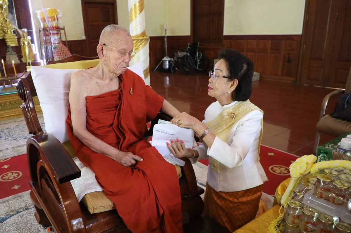 文拉妮·洪森委派代表向僧王嫩恩捐赠物资与善款