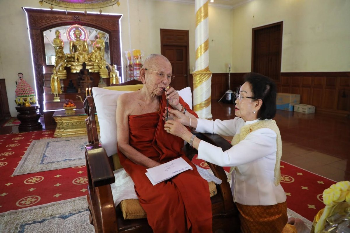 文拉妮·洪森委派代表向僧王嫩恩捐赠物资与善款