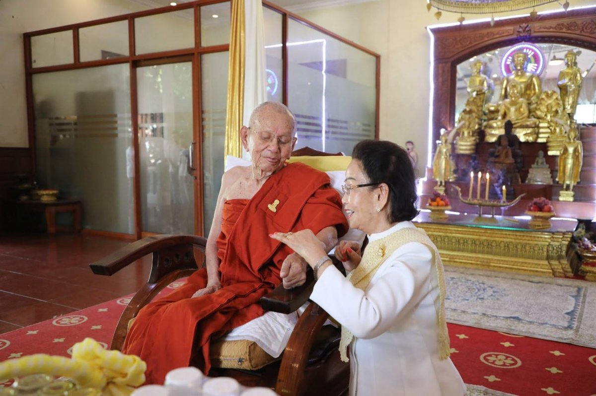 文拉妮·洪森委派代表向僧王嫩恩捐赠物资与善款