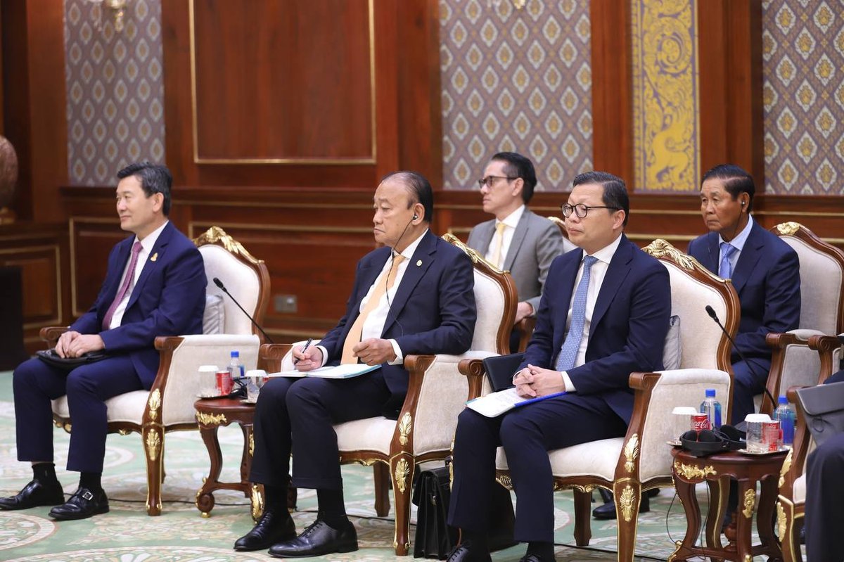 洪森代国家元首接见哥伦比亚新任大使 双方共商外交合作