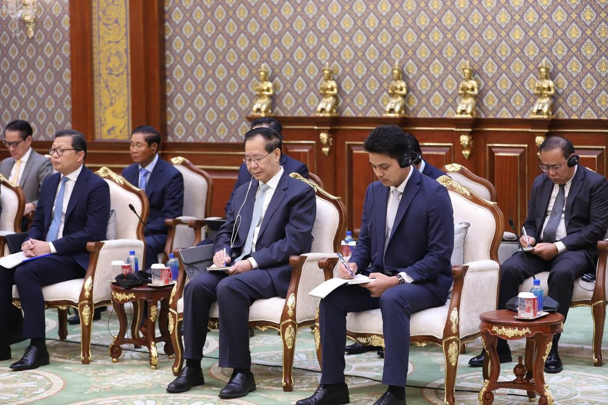 洪森代国家元首接见哥伦比亚新任大使 双方共商外交合作
