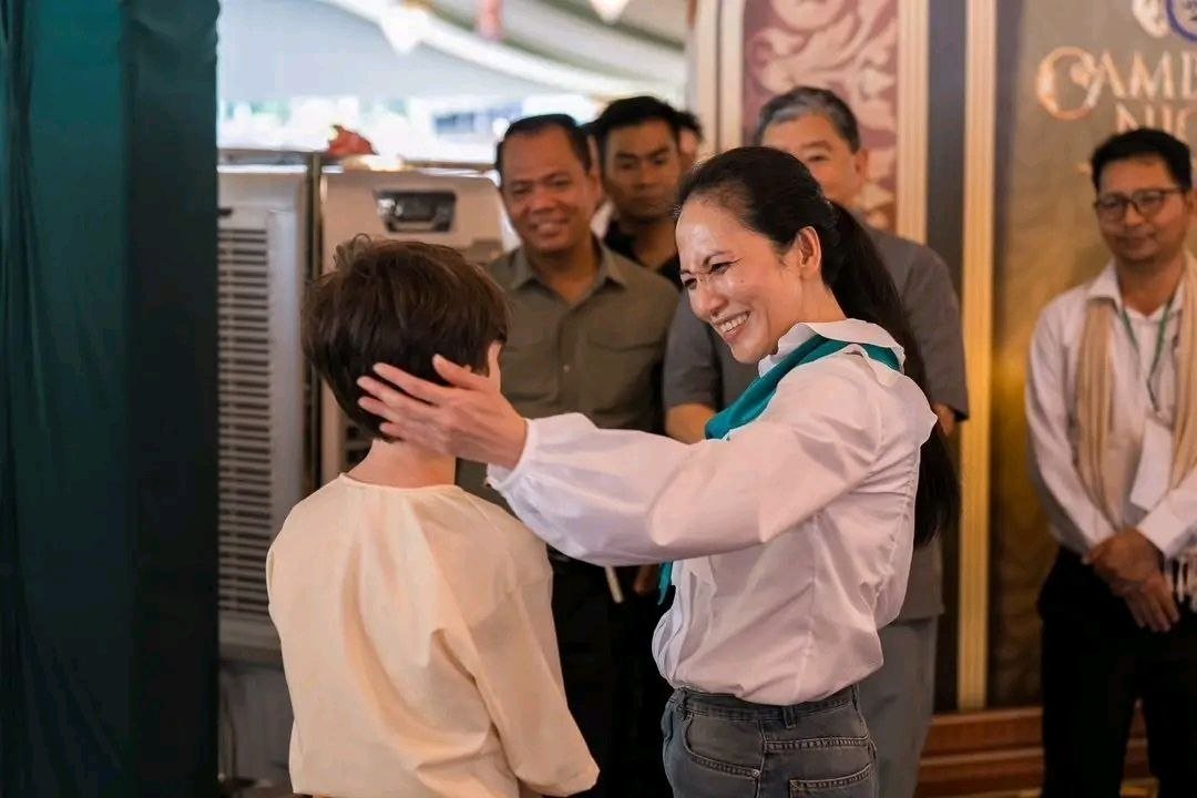 碧占莫妮为柬埔寨之夜祈福 暹粒展示高棉文化魅力