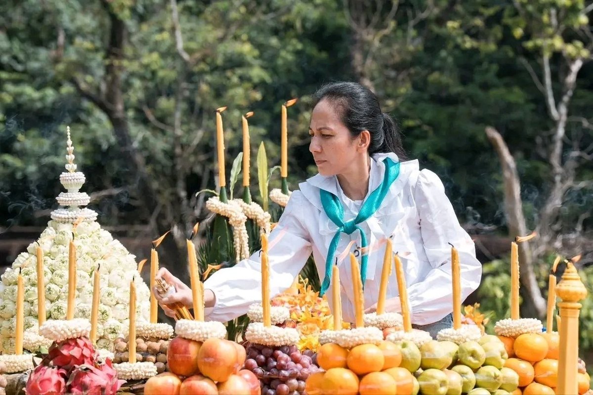 碧占莫妮为柬埔寨之夜祈福 暹粒展示高棉文化魅力