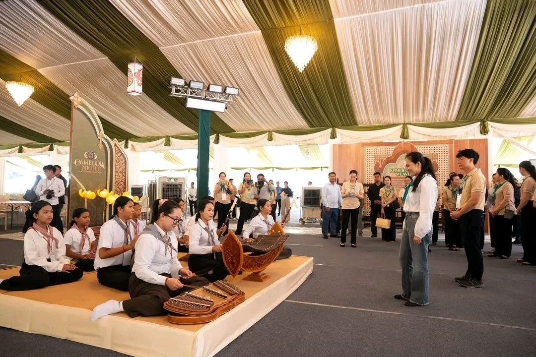 碧占莫妮为柬埔寨之夜祈福 暹粒展示高棉文化魅力