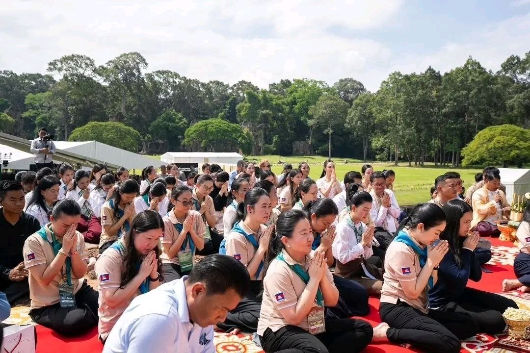 碧占莫妮为柬埔寨之夜祈福 暹粒展示高棉文化魅力