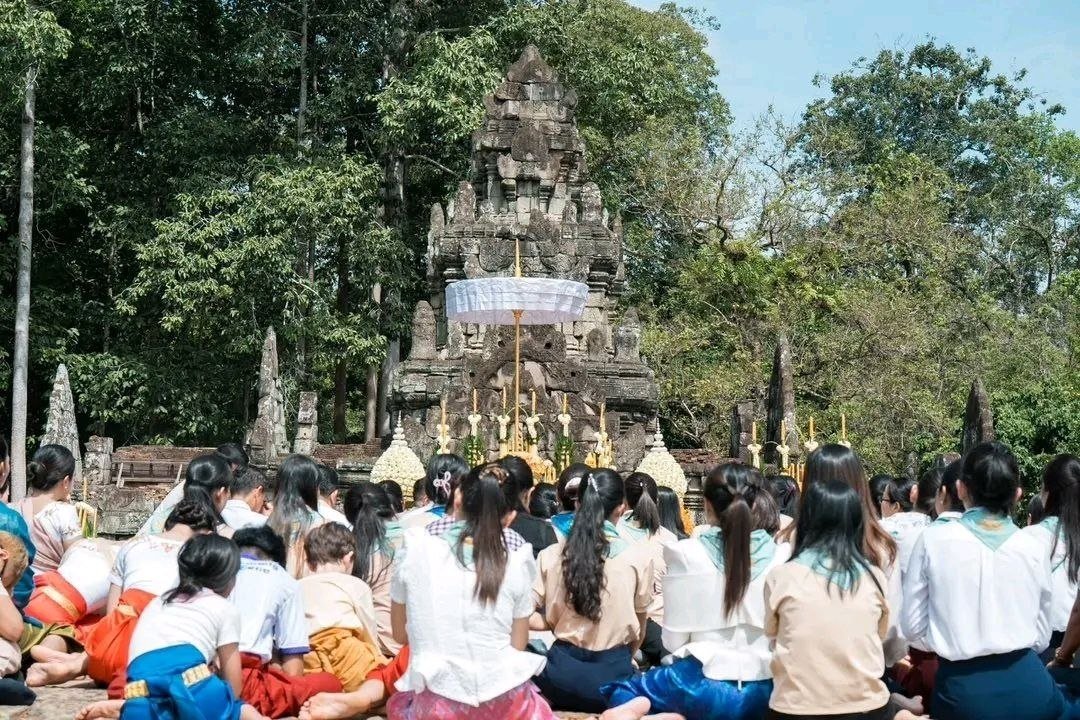 碧占莫妮为柬埔寨之夜祈福 暹粒展示高棉文化魅力