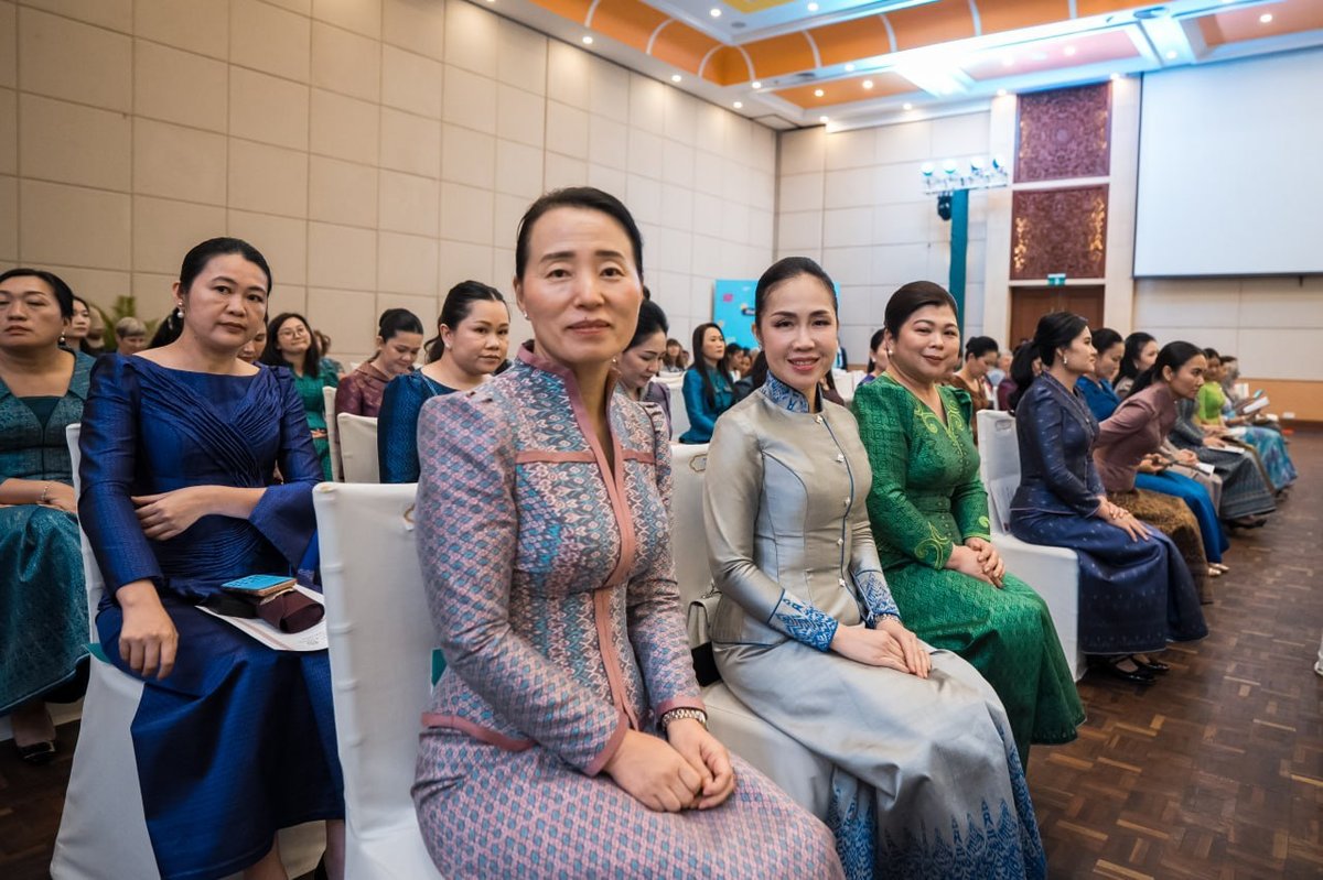 莫尼列太后获颁CHAMPIONS AWARD 碧占莫妮任OB
