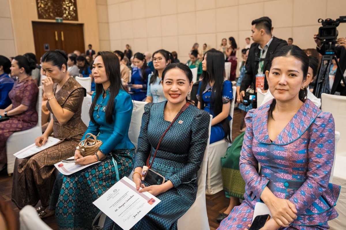 莫尼列太后获颁CHAMPIONS AWARD 碧占莫妮任OB