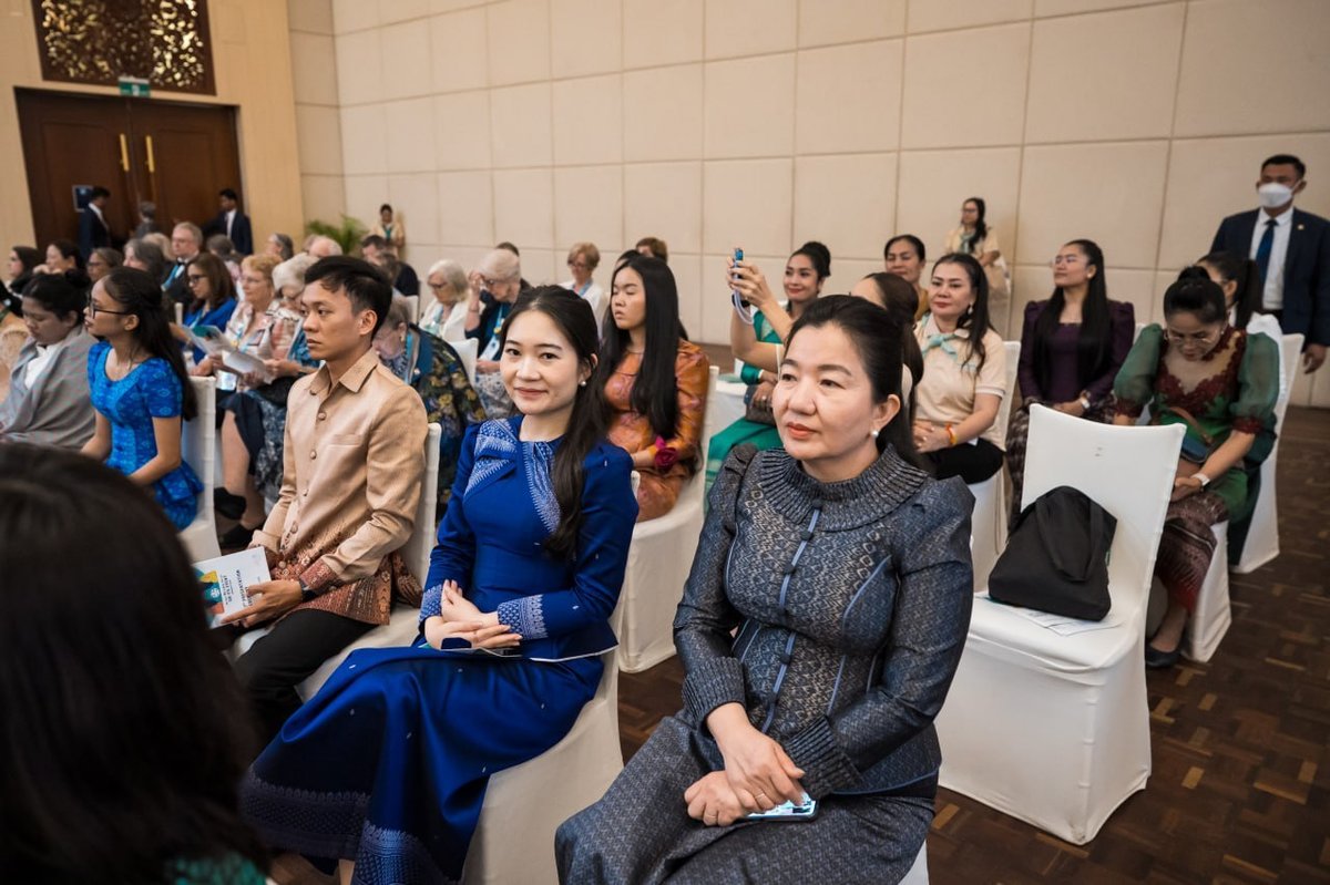 莫尼列太后获颁CHAMPIONS AWARD 碧占莫妮任OB