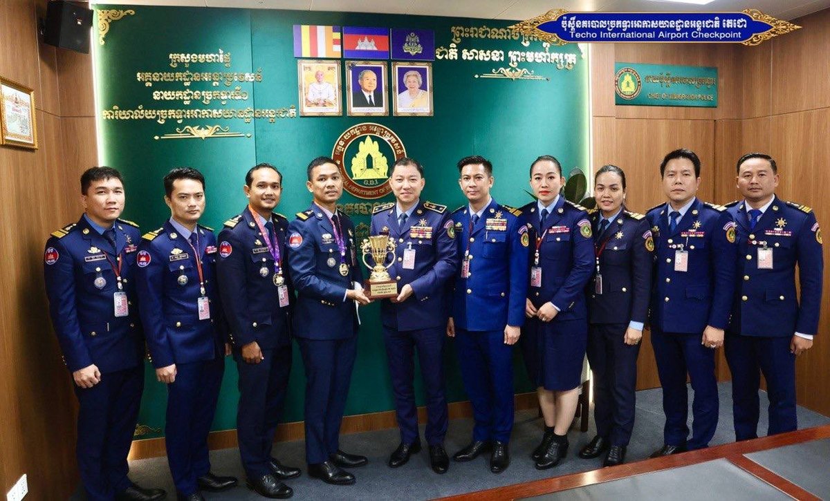 德崇国际机场警察局表彰羽毛球赛获奖警员 鼓励全员健身