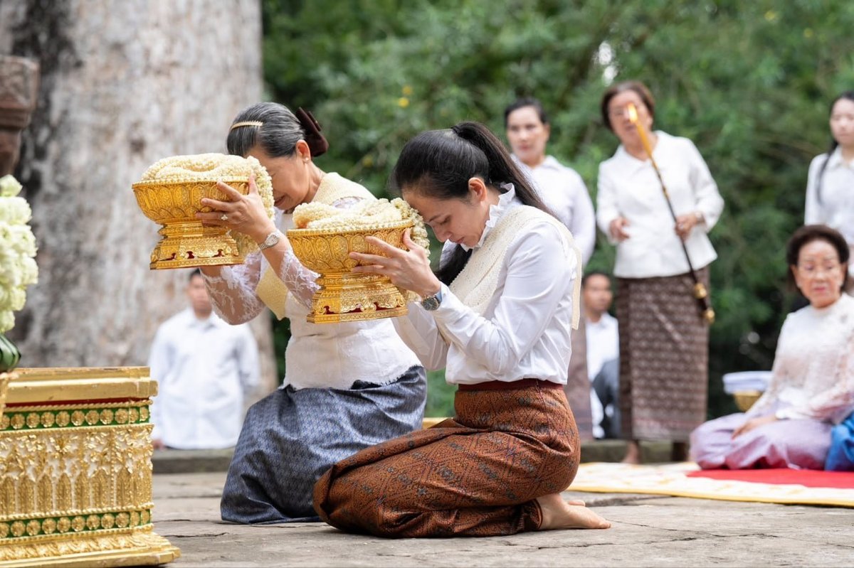 棉森婉与碧占莫妮共同祈福 祈愿国家和平繁荣