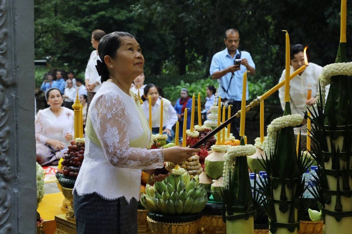 棉森婉与洪玛奈夫人出席国家祈福仪式 祈求和平