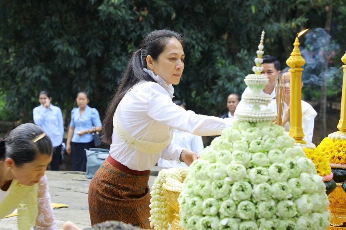 棉森婉与洪玛奈夫人出席国家祈福仪式 祈求和平