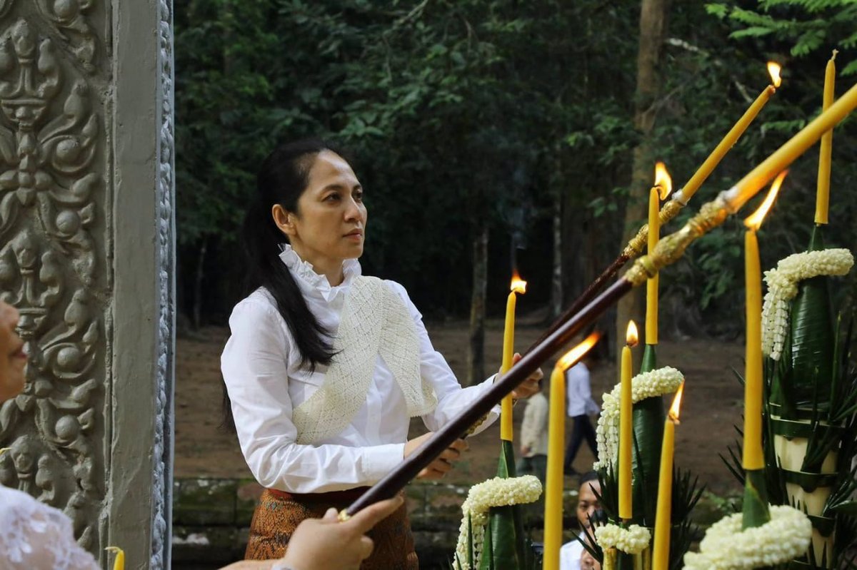 棉森婉与洪玛奈夫人出席国家祈福仪式 祈求和平
