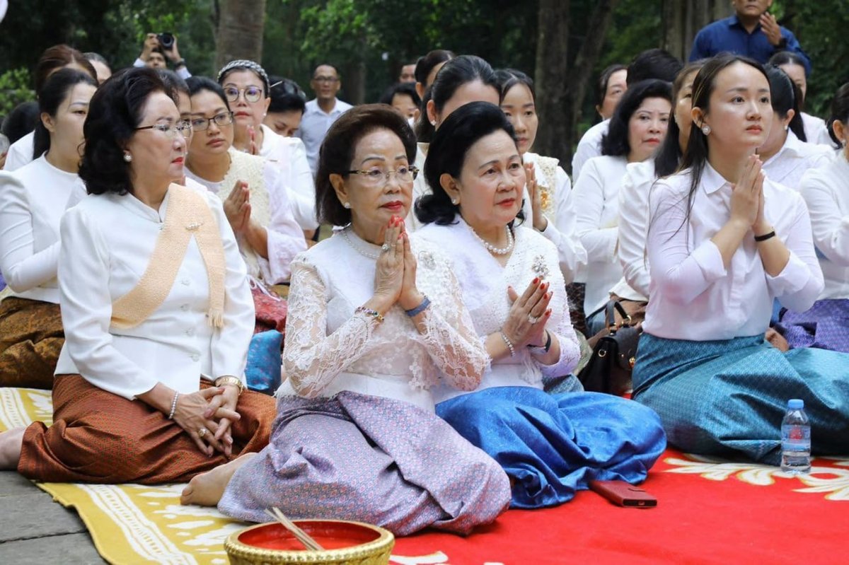 棉森婉与洪玛奈夫人出席国家祈福仪式 祈求和平