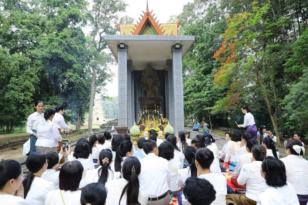 棉森婉与洪玛奈夫人出席国家祈福仪式 祈求和平