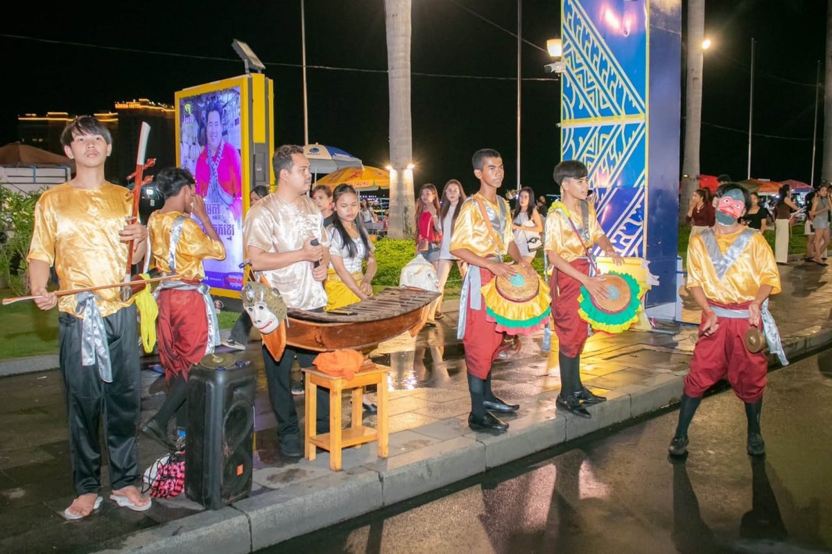 金边四臂湾步行街周末客流火爆 传统艺术表演吸引游客