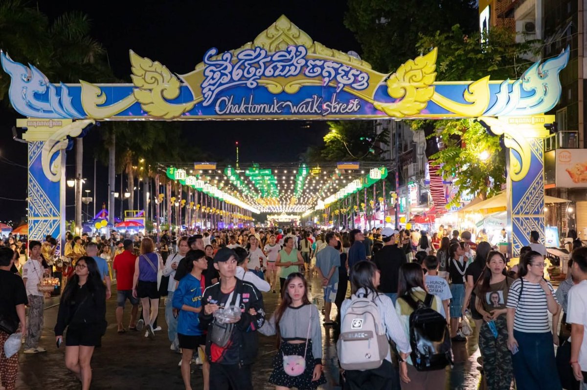 金边四臂湾步行街周末客流火爆 传统艺术表演吸引游客